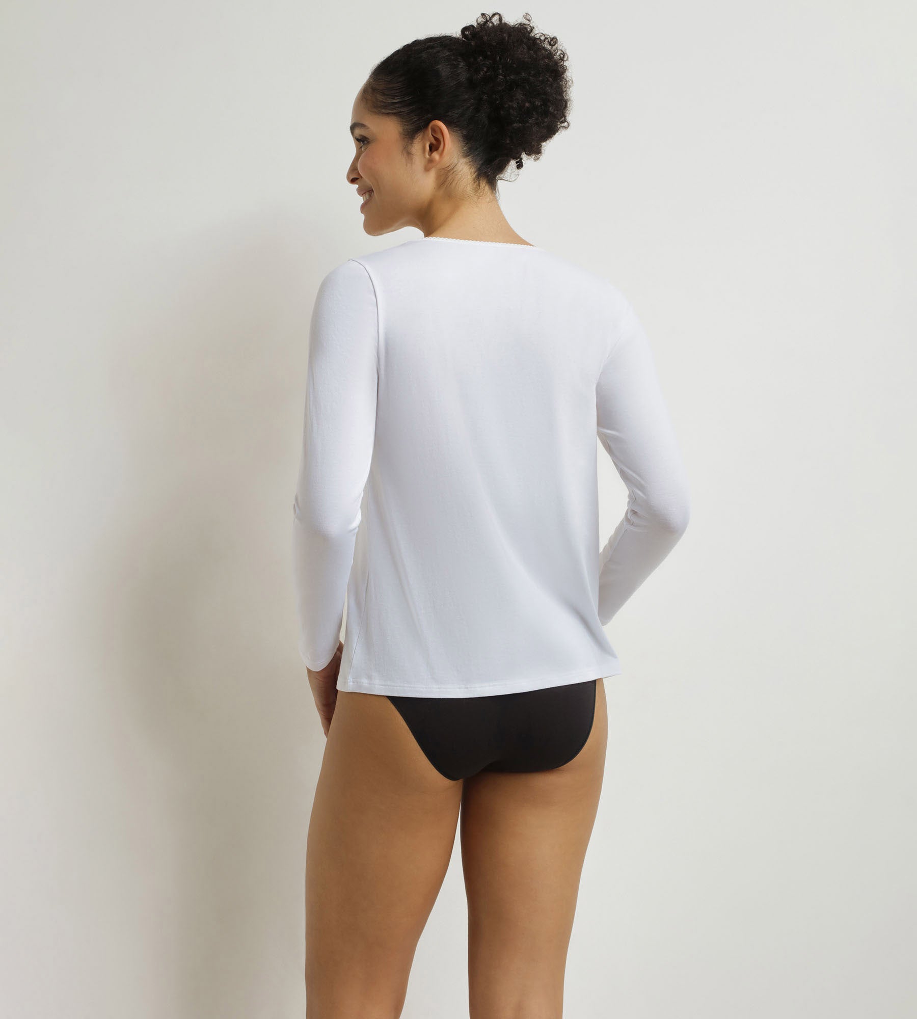 dim-thermal-t-shirt-femme-coton-chaud-manches-longues-blanc-col-v image 2