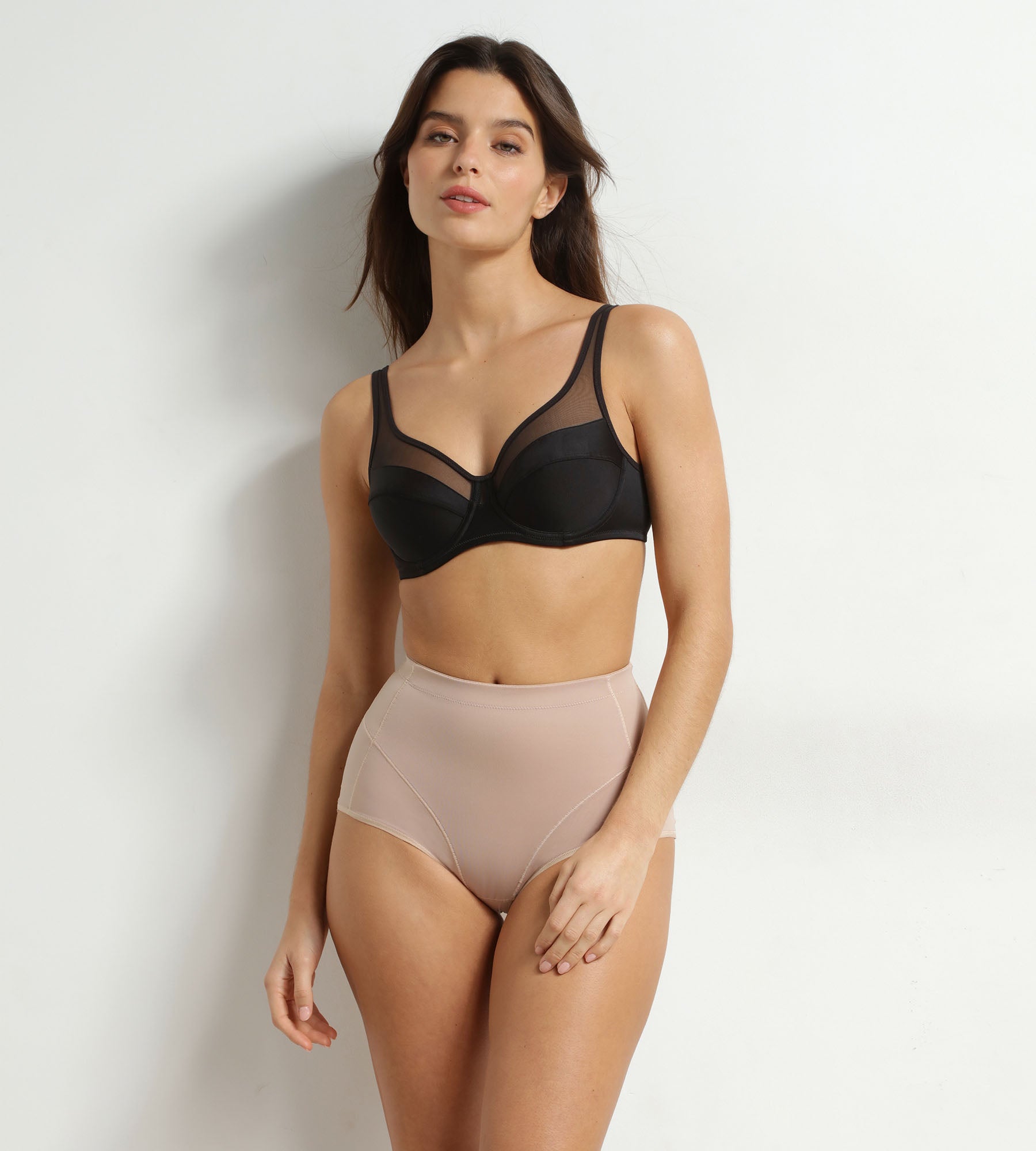 dim-silhouette-contour-culotte-gainante-microfibre-nude image 3