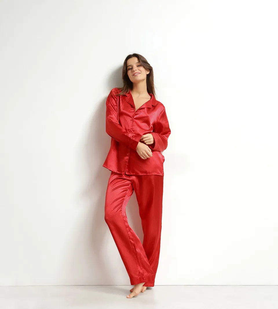 dim-don-t-disturb-ensemble-pyjama-femme-satin-rouge-pantalon image 1