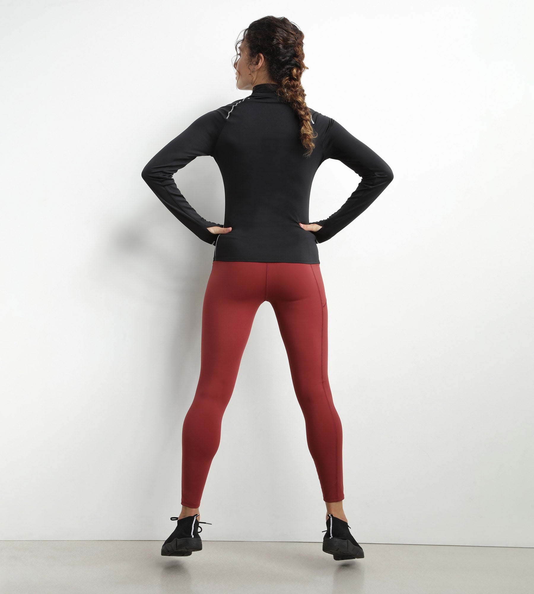 dim-move-haut-de-sport-femme-col-montant-microfibre-noire-passe-pouces image 4
