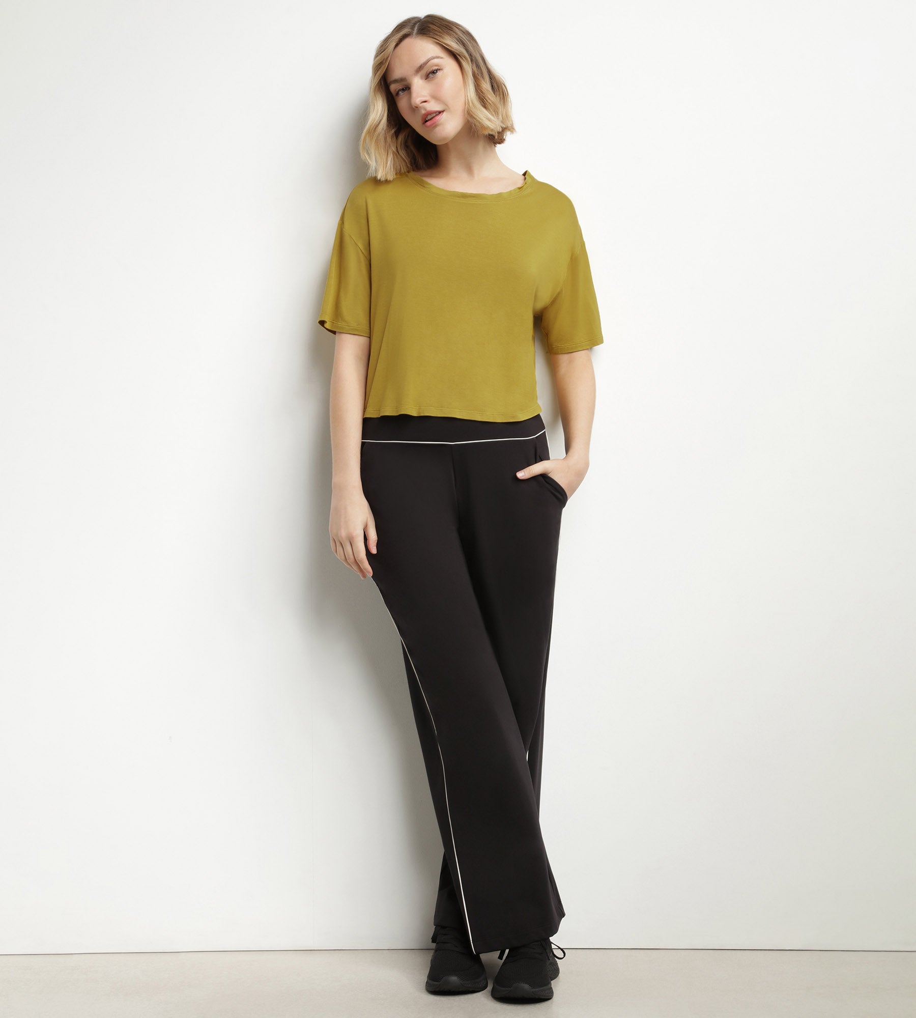 dim-move-t-shirt-de-sport-femme-viscose-vert-olive-dos-ouvert image 3