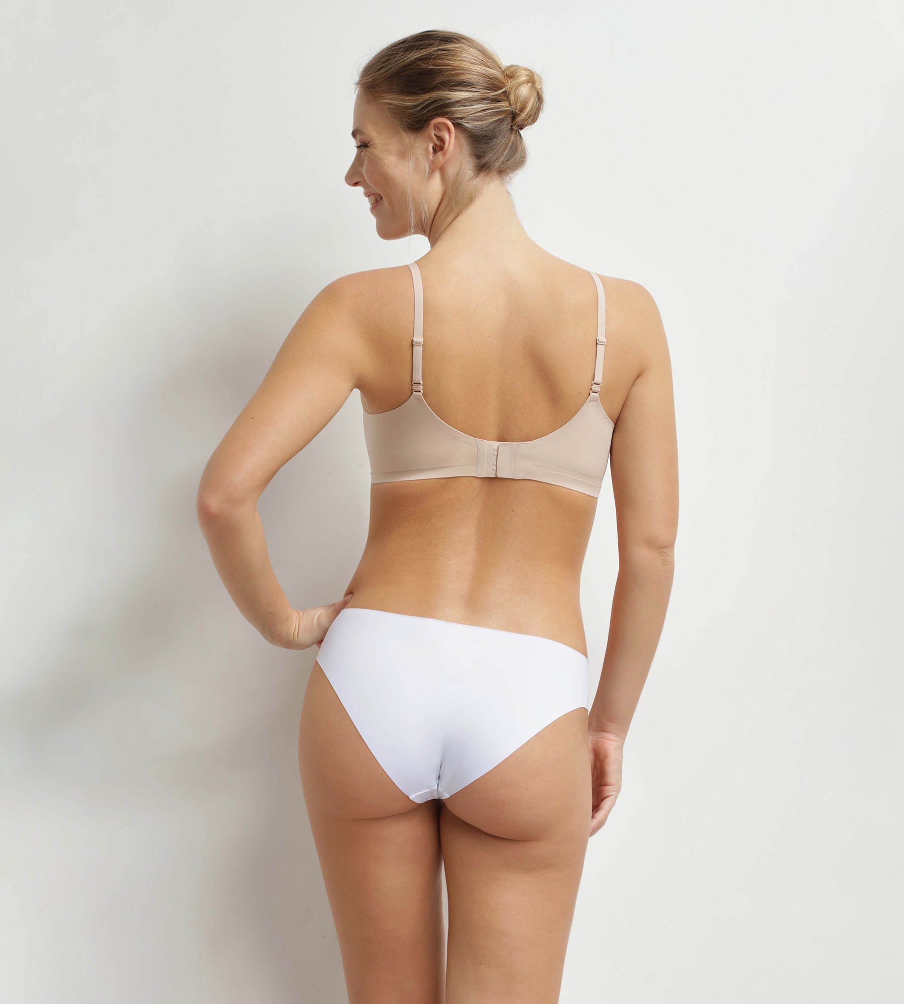 dim-invisible-soutien-gorge-brassi-re-en-microfibre-nude-sans-armature image 4