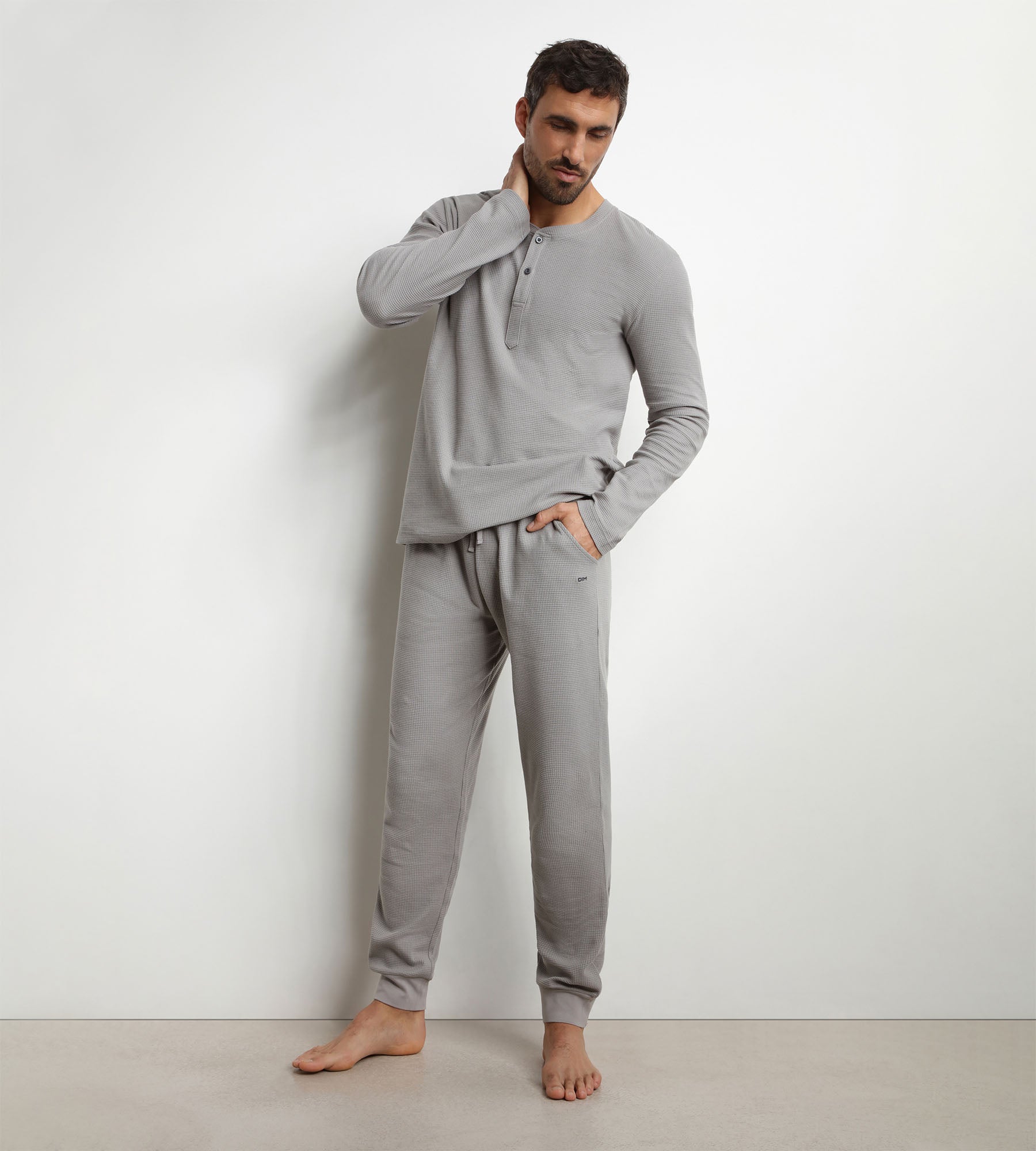dim-nightwear-ensemble-pyjama-pantalon-jersey-gris-col-serafino image 1