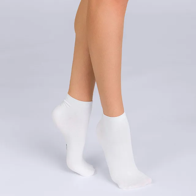 dim-skin-lot-de-2-socquettes-courtes-blanches-femme image 1