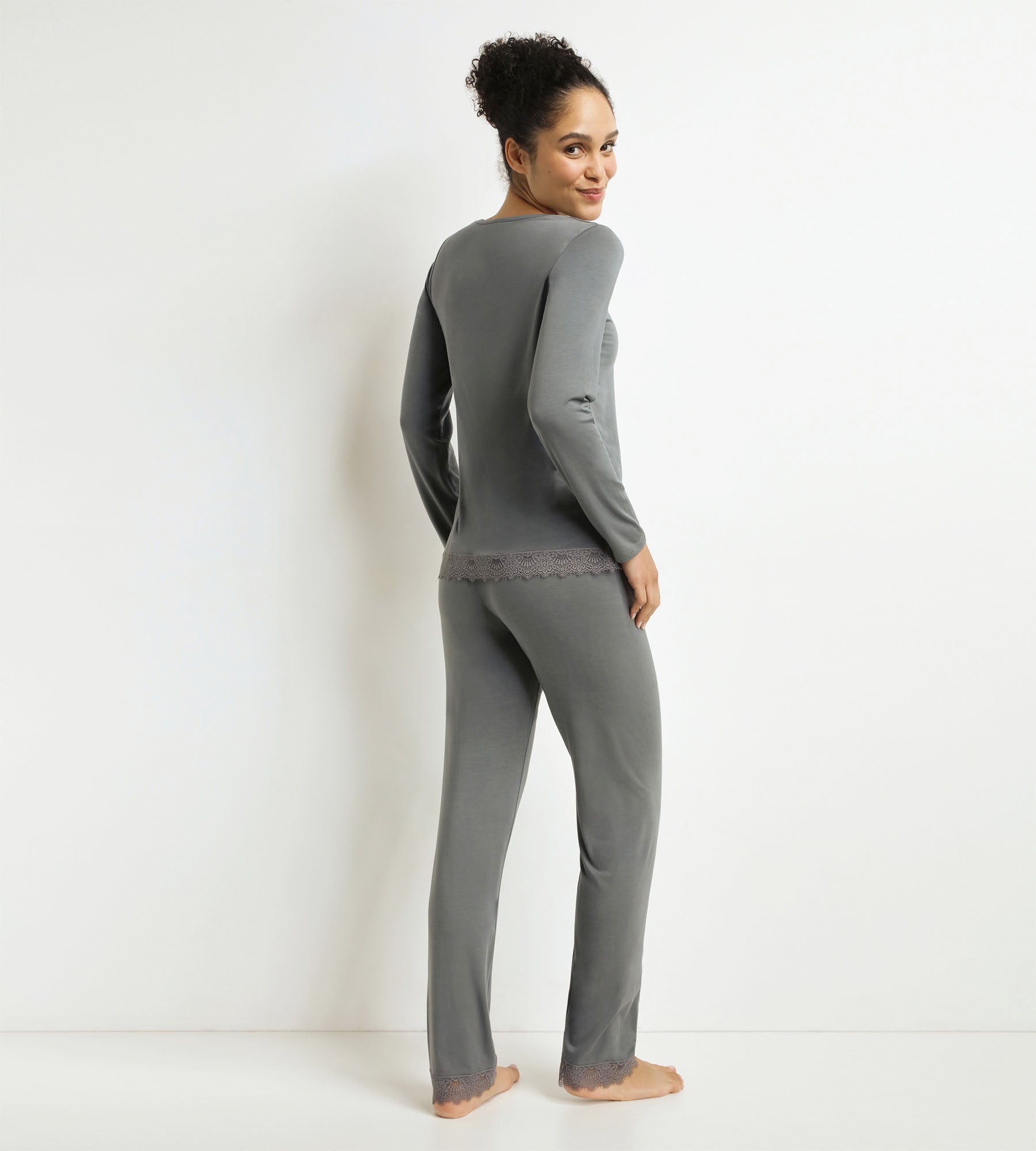 dim-don-t-disturb-pyjama-femme-pantalon-gris-coton-modal-dentelle image 2
