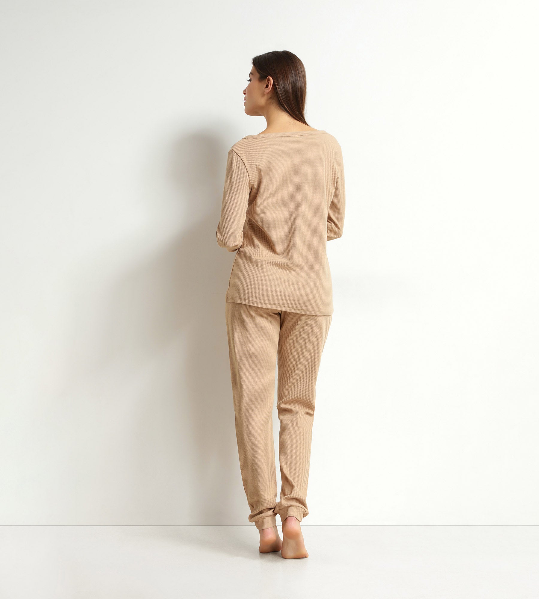 dim-cosy-time-ensemble-pyjama-femme-col-v-jersey-marron-taupe image 2