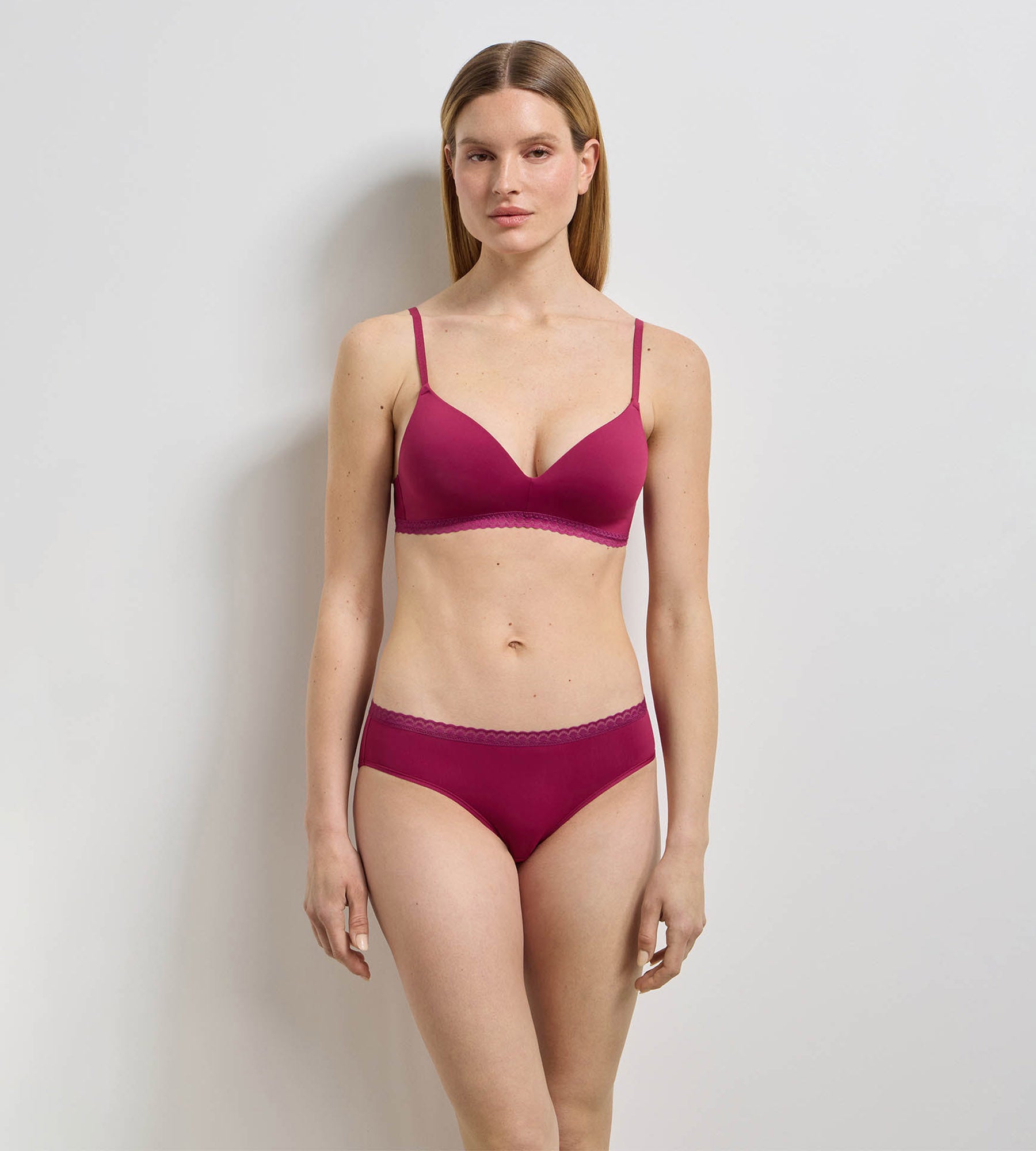 dim-soutien-gorge-triangle-sans-armatures-framboise-intense-daily-micro image 3