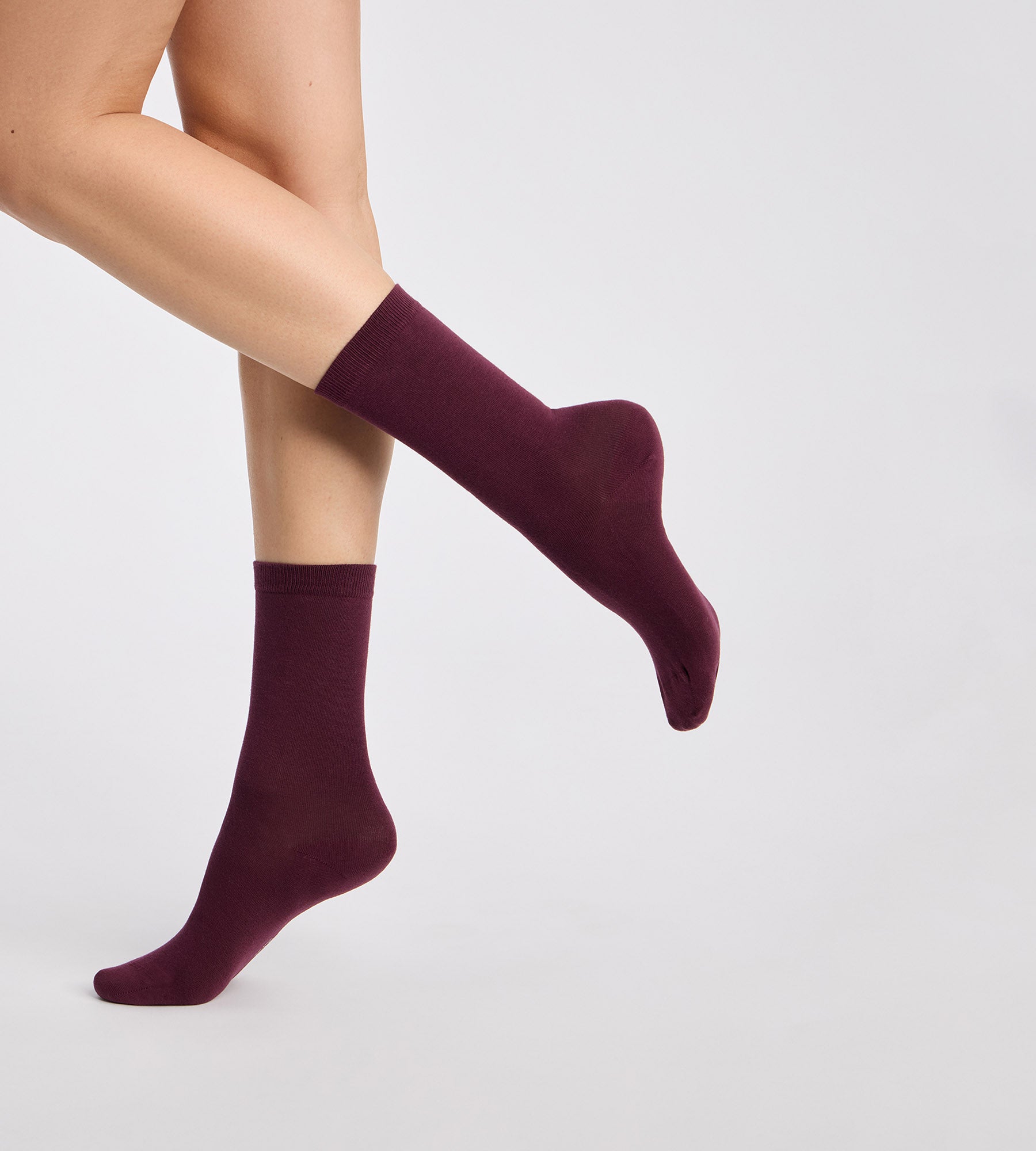 dim-l-essentiel-lot-de-2-chaussettes-femme-figue-bordeaux-coton image 2