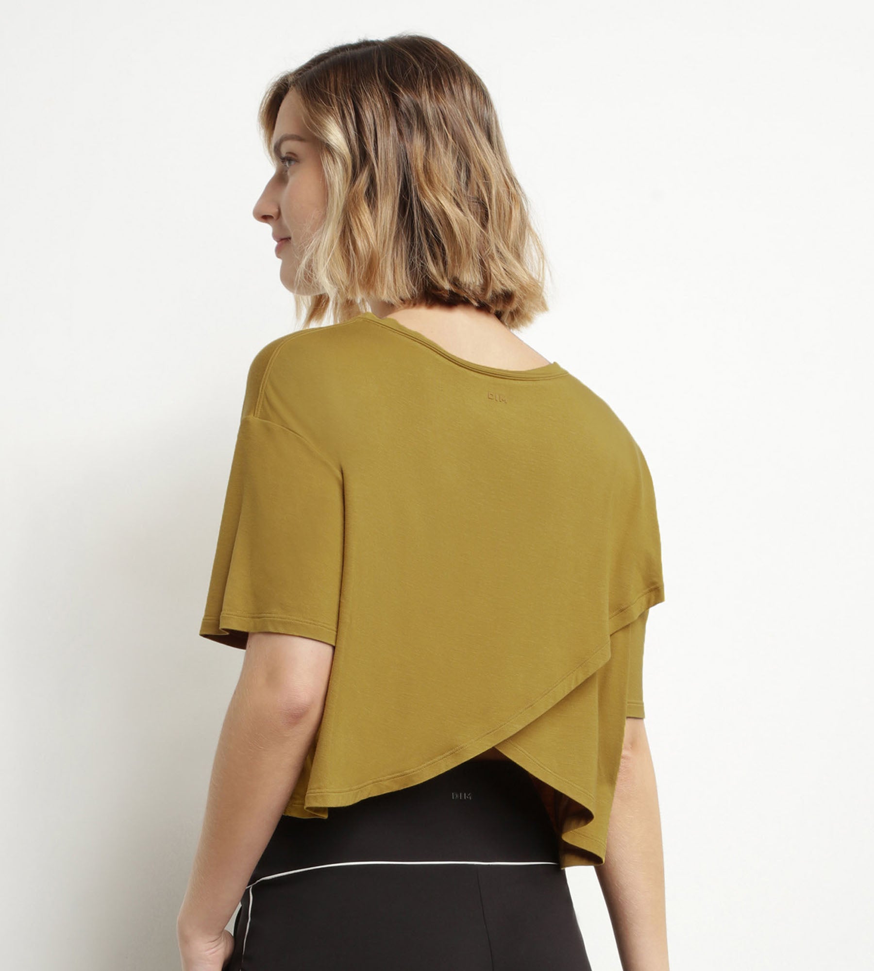 dim-move-t-shirt-de-sport-femme-viscose-vert-olive-dos-ouvert image 2