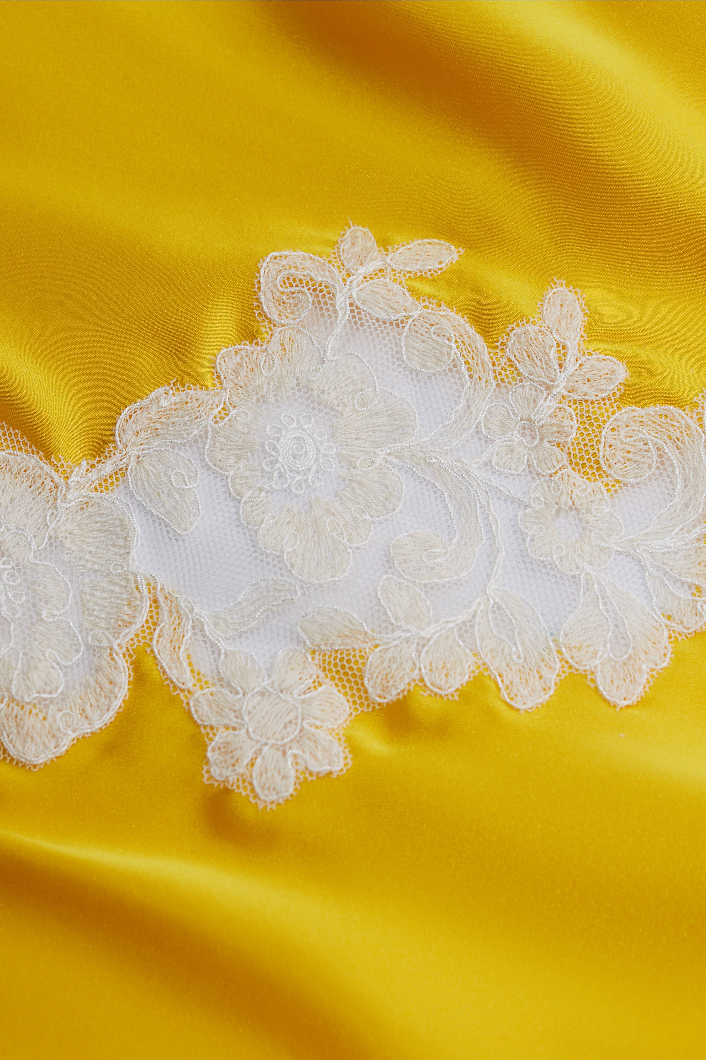 cadolle-eloise-chemise-de-nuit-en-soie-jaune-dentelle-doubl-e image 3
