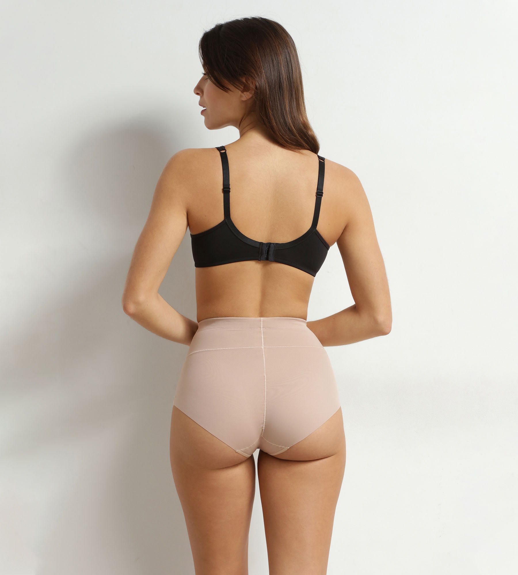 dim-silhouette-contour-culotte-gainante-microfibre-nude image 4