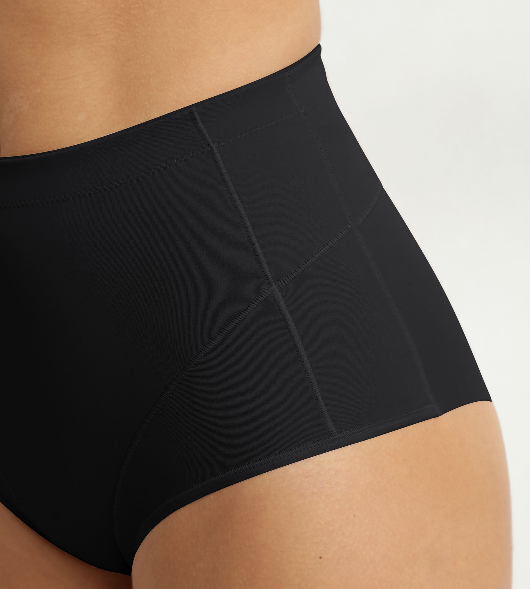 dim-silhouette-contour-culotte-gainante-microfibre-noire image 6