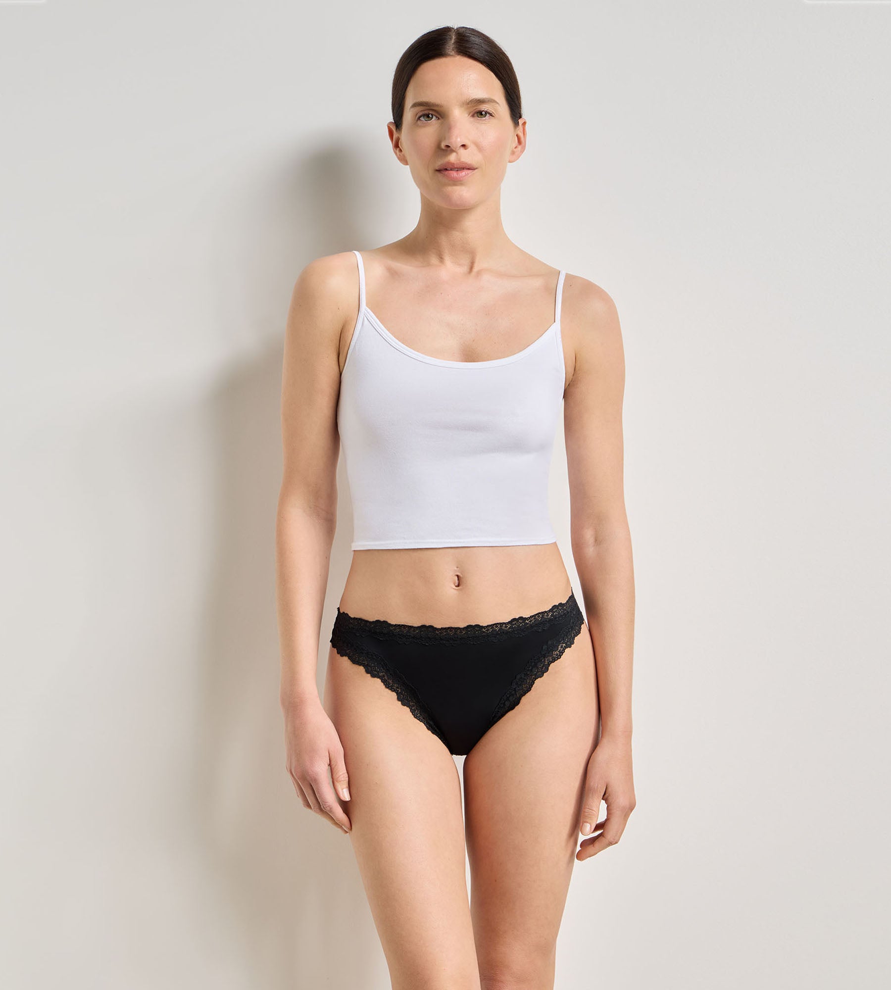 dim-mini-lace-string-femme-microfibre-et-dentelle-noir image 3