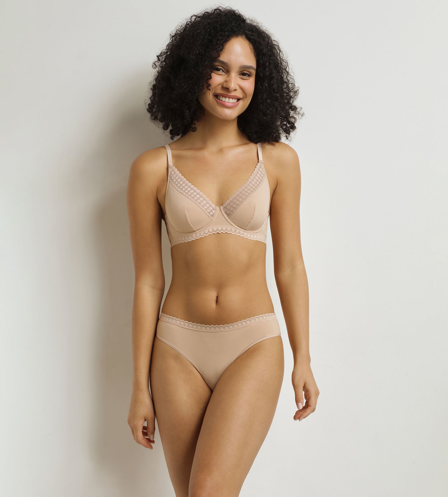 dim-nude-daily-micro-string-femme-dentelle-nude image 3