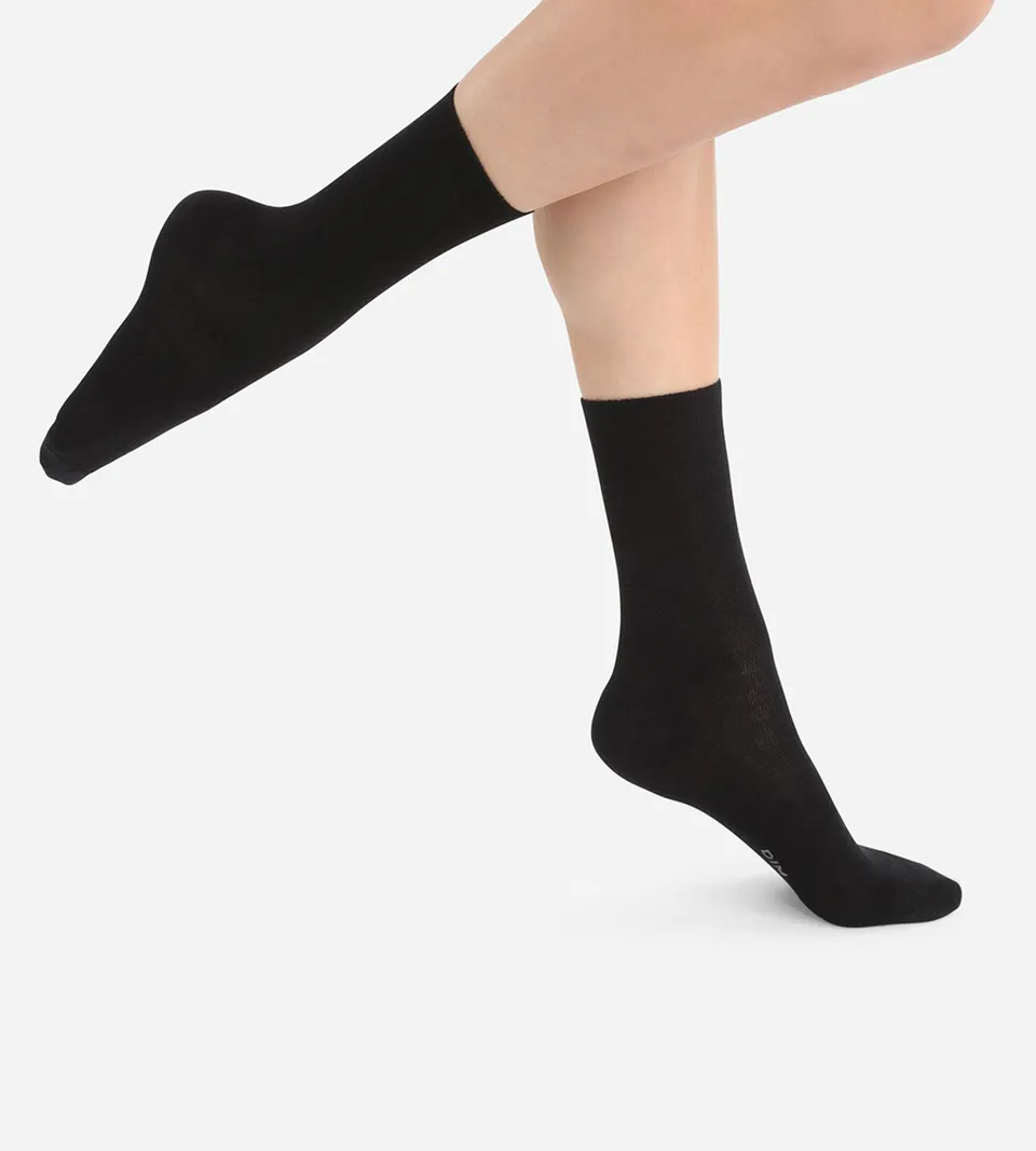 dim-laine-douce-chaussettes-femme-unies-noires-mi-mollet image 1