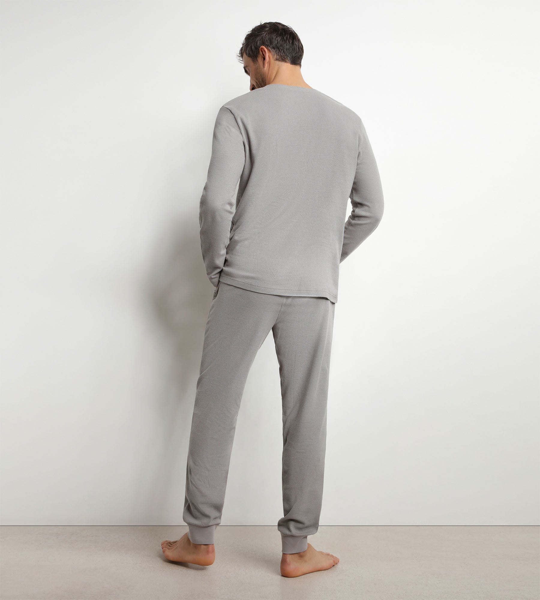dim-nightwear-ensemble-pyjama-pantalon-jersey-gris-col-serafino image 2