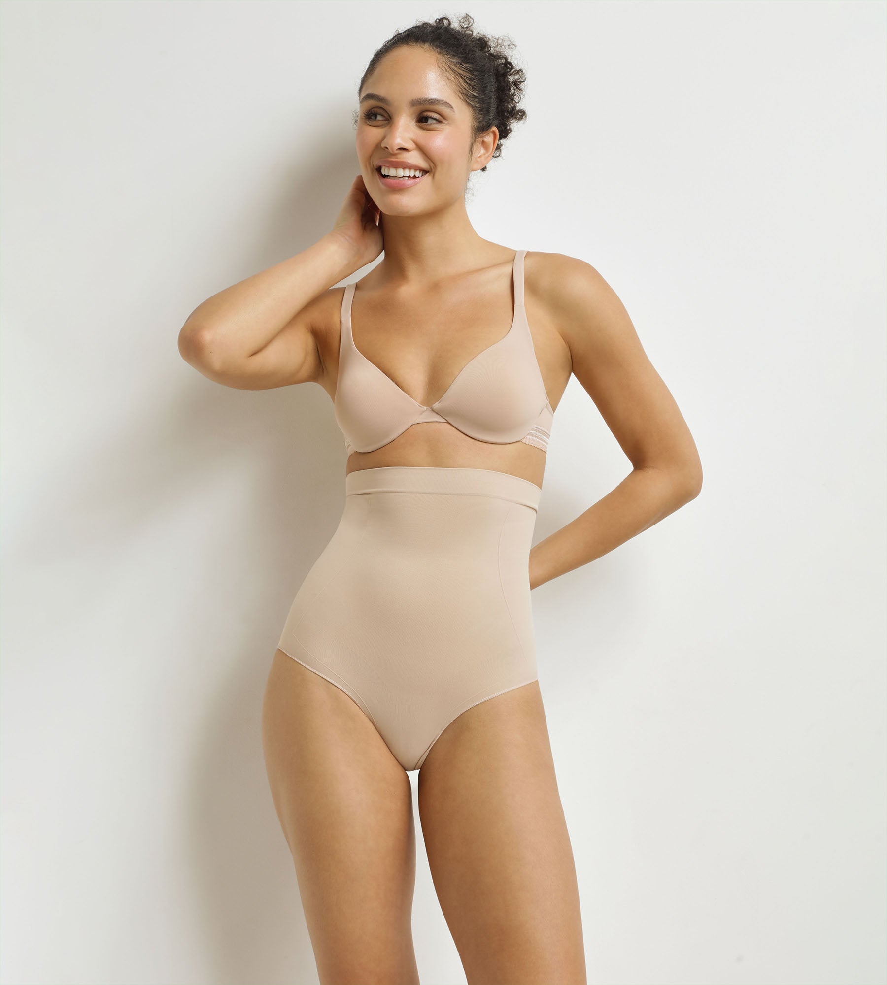 dim-silhouette-seconde-peau-culotte-femme-taille-haute-nude image 3