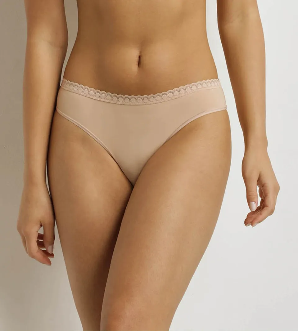 dim-nude-daily-micro-string-femme-dentelle-nude image 1