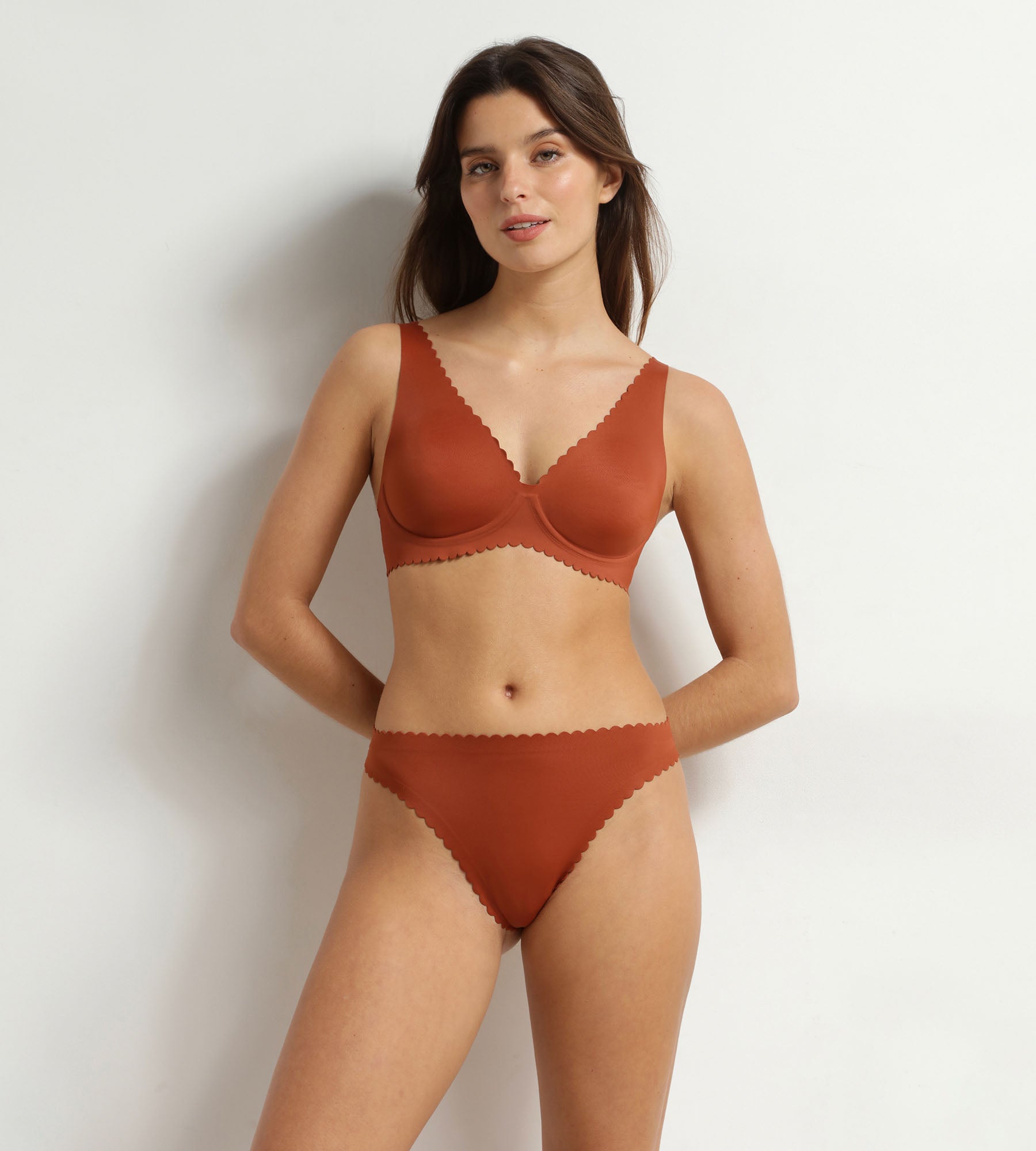 dim-body-touch-string-microfibre-brun-cannelle-invisible image 3