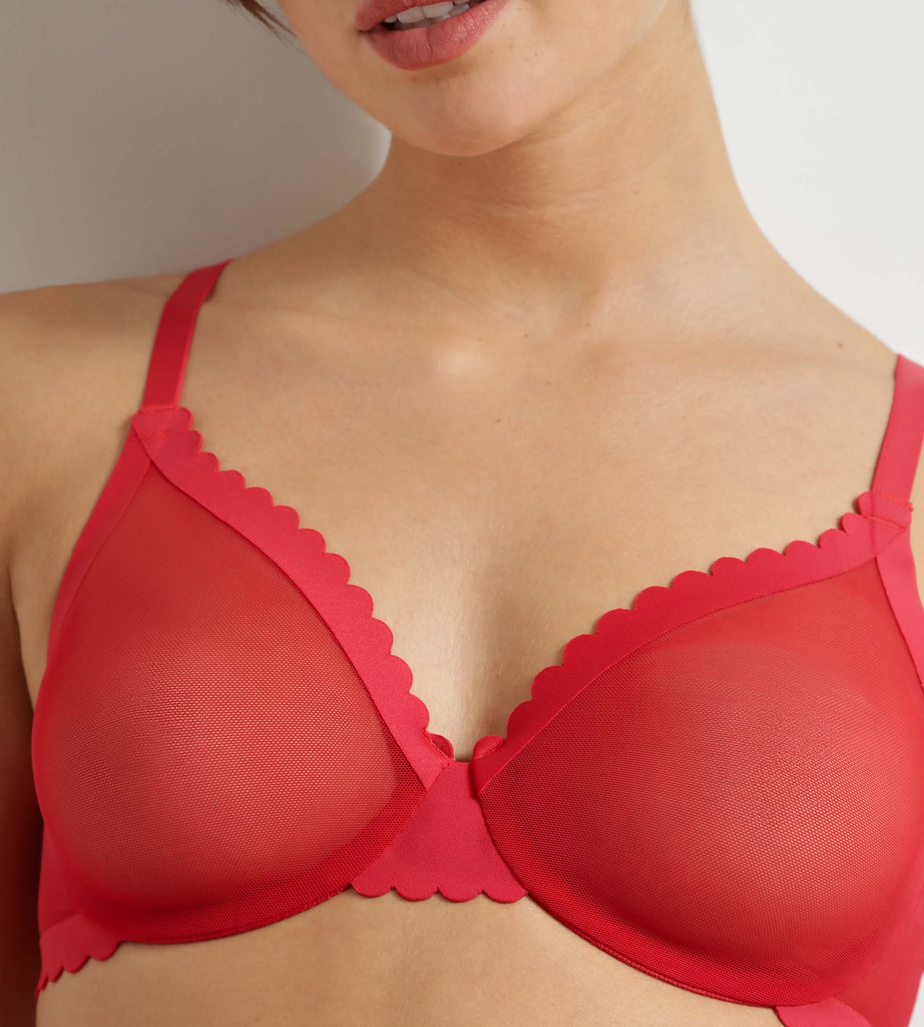 dim-body-touch-cheeky-soutien-gorge-corbeille-en-tulle-rouge-valentin image 1