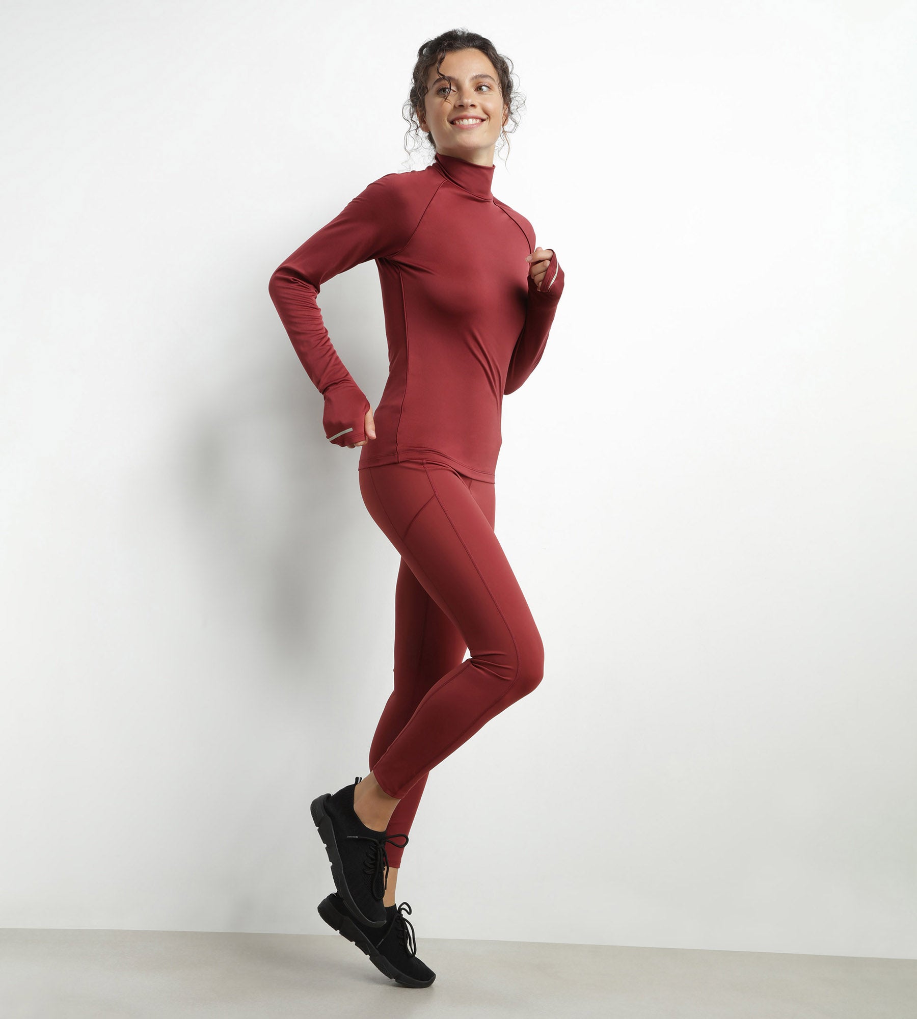 dim-move-haut-de-sport-femme-microfibre-bordeaux-col-montant image 3