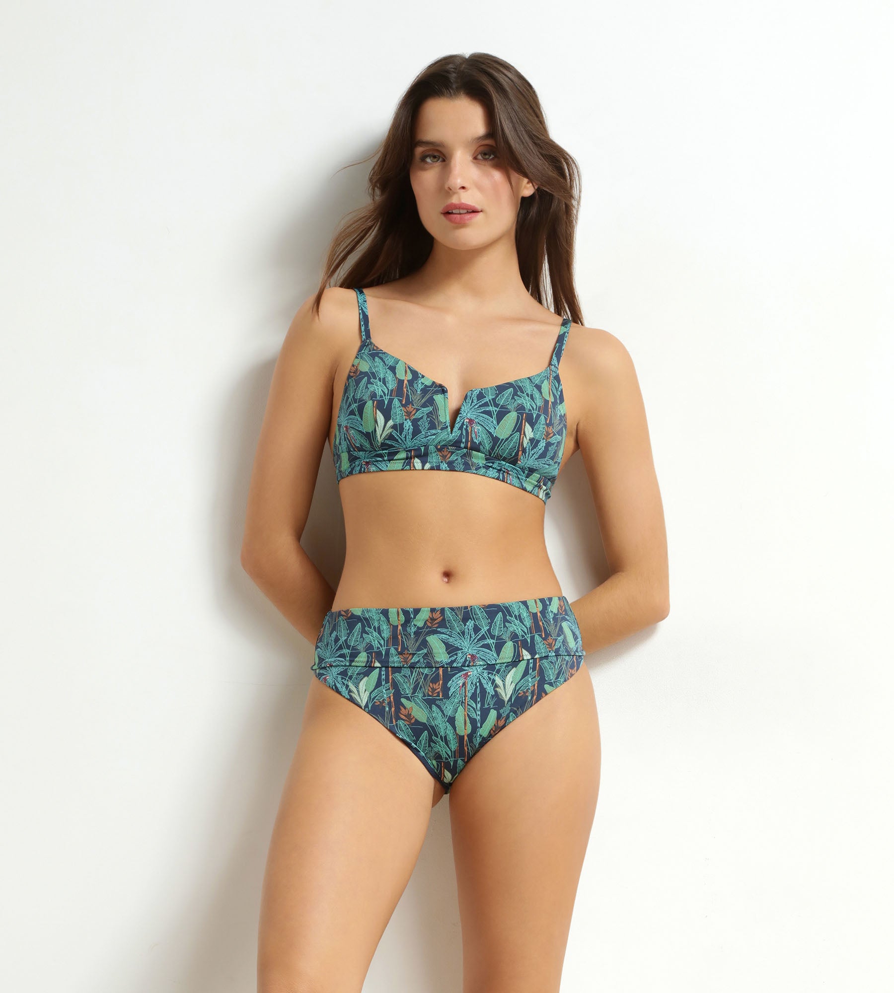 dim-swimwear-tropical-bas-de-maillot-slip-taille-haute-motif-tropical-bleu-nuit image 3
