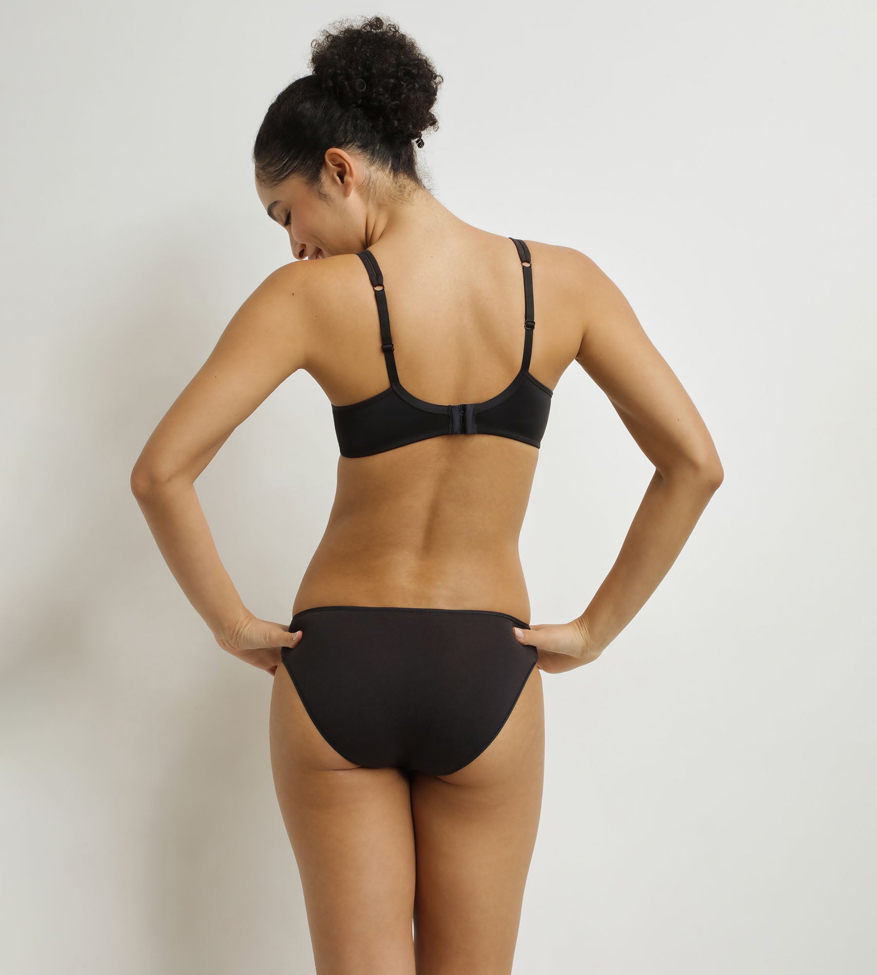 dim-generous-soutien-gorge-emboitant-sans-armatures-noir-femme image 4