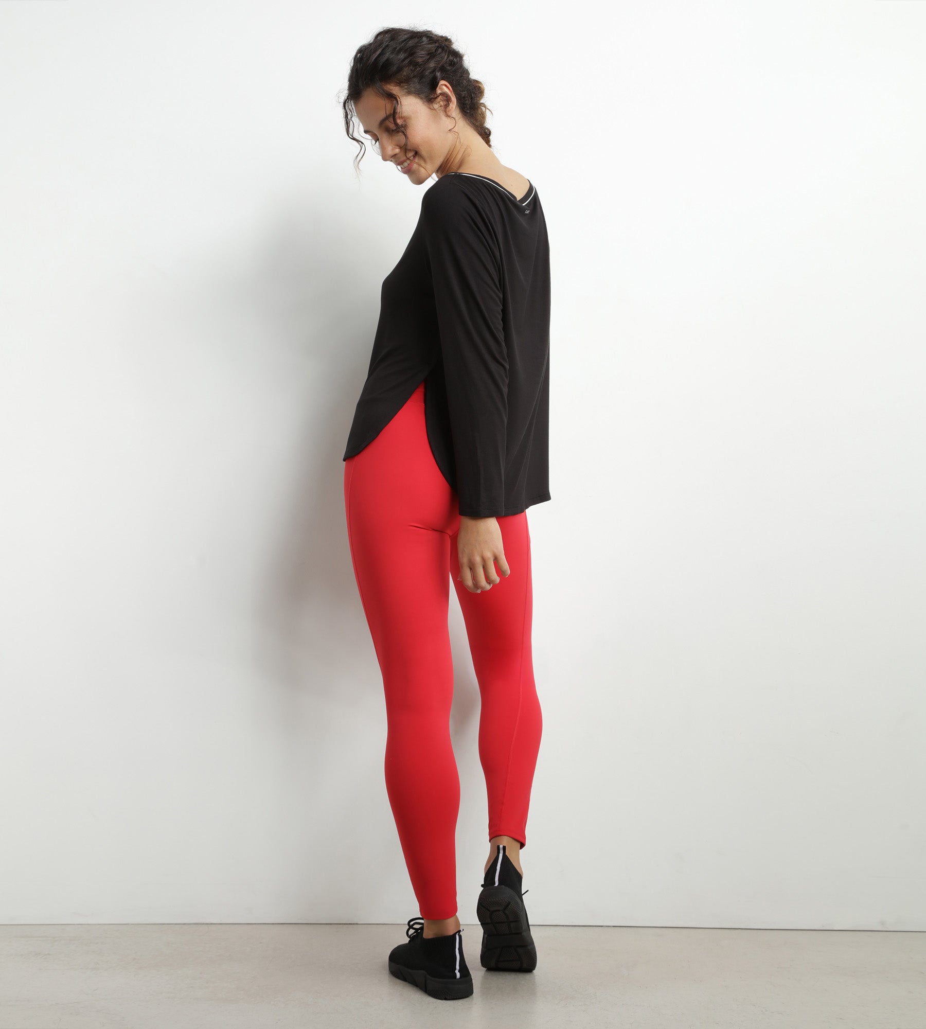 dim-move-haut-de-sport-femme-col-bateau-viscose-noire image 4