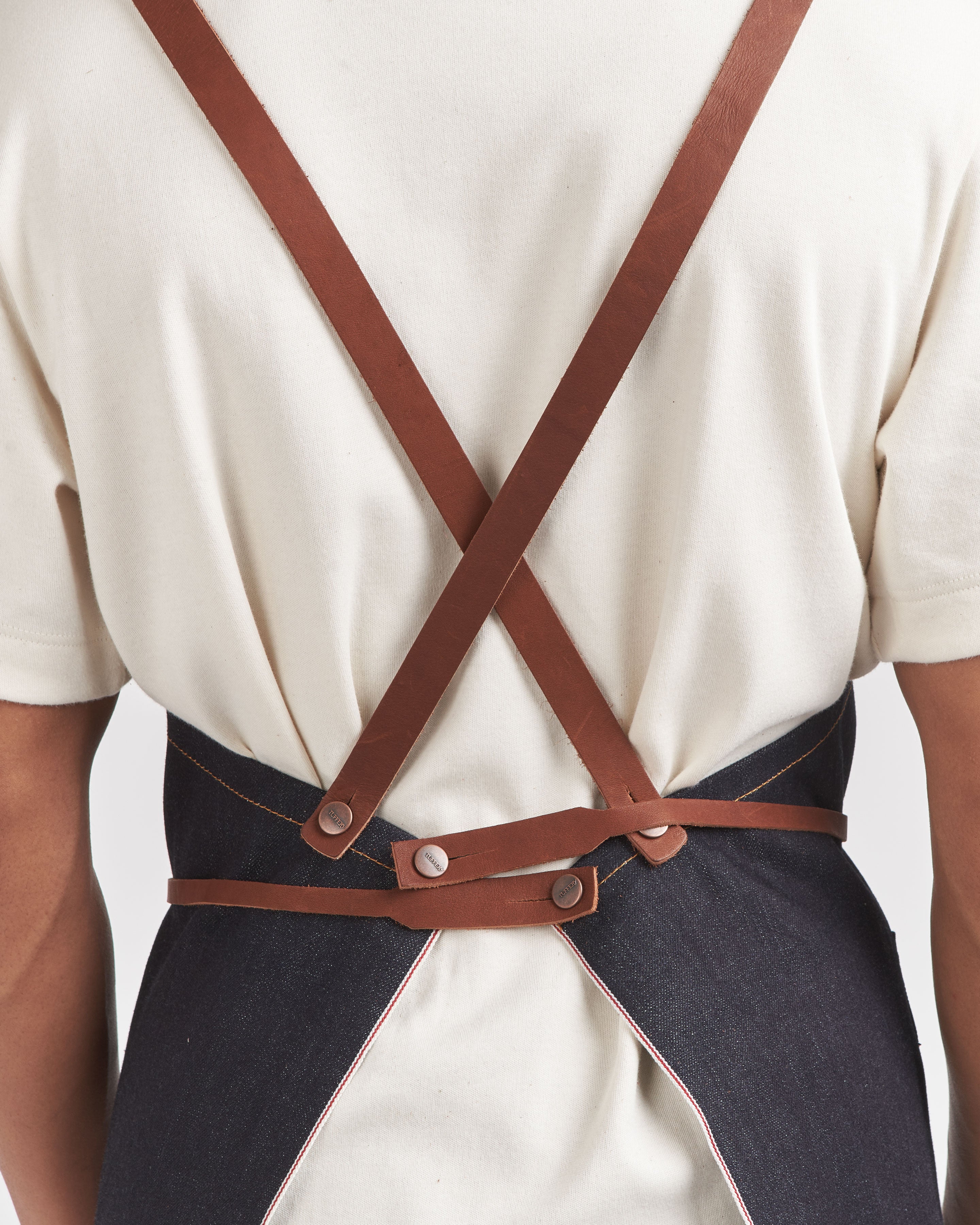 atelier-tuffery-tablier-long-en-jean-brut-selvedge-avec-poche-cuir image 4