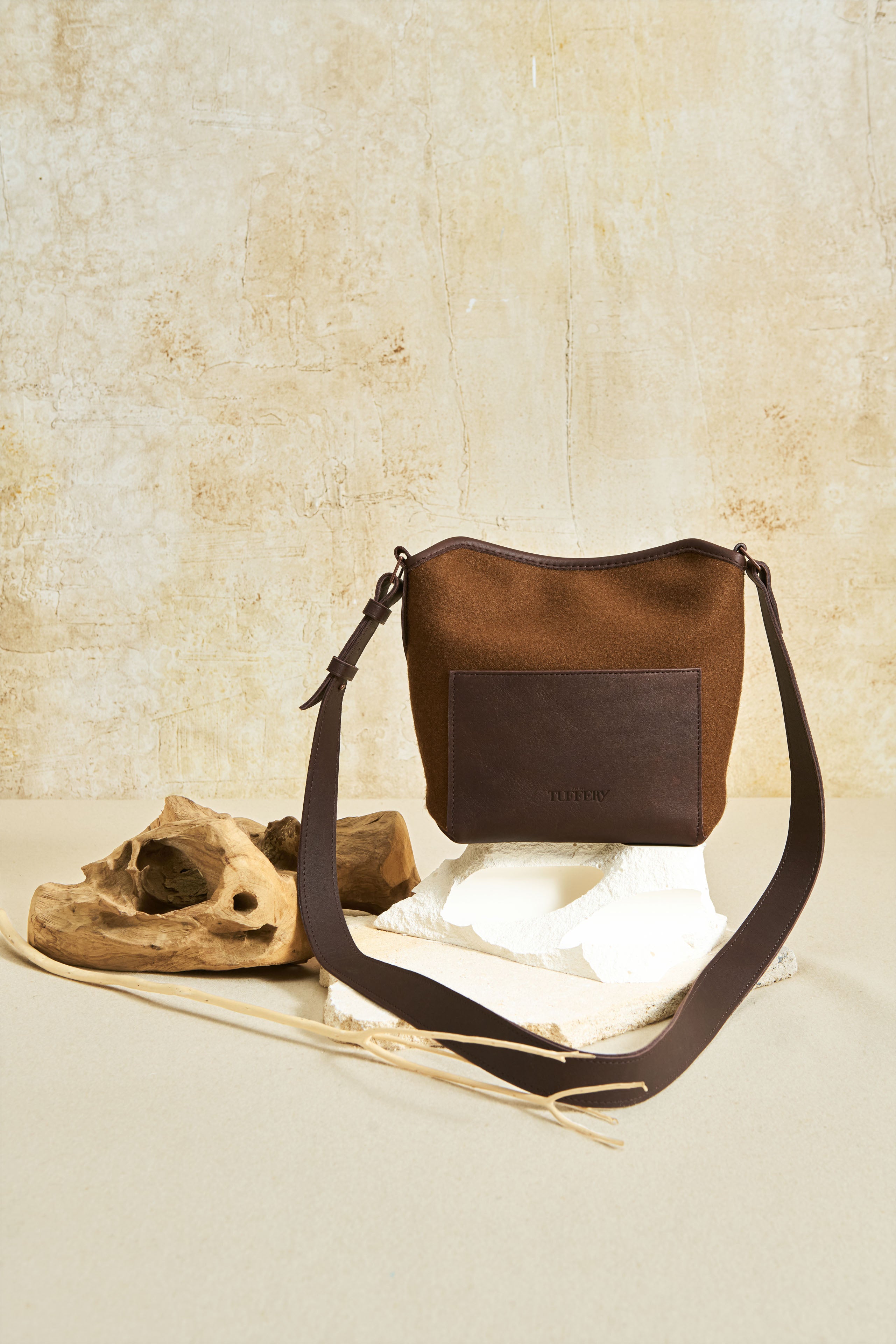 atelier-tuffery-sac-bandouli-re-cuir-et-laine-fran-aise-chocolat image 2