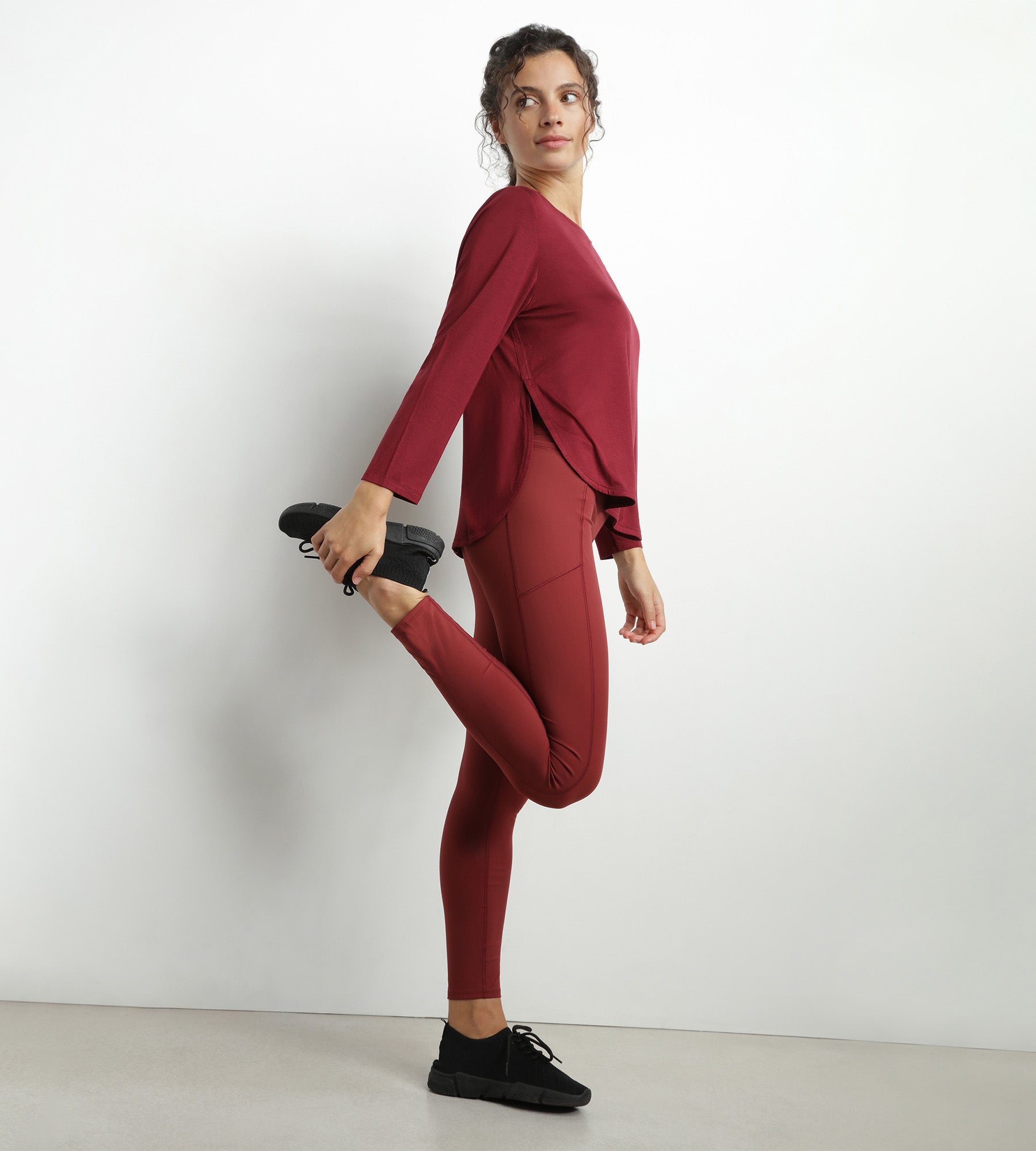 dim-move-haut-de-sport-femme-col-bateau-bordeaux image 3