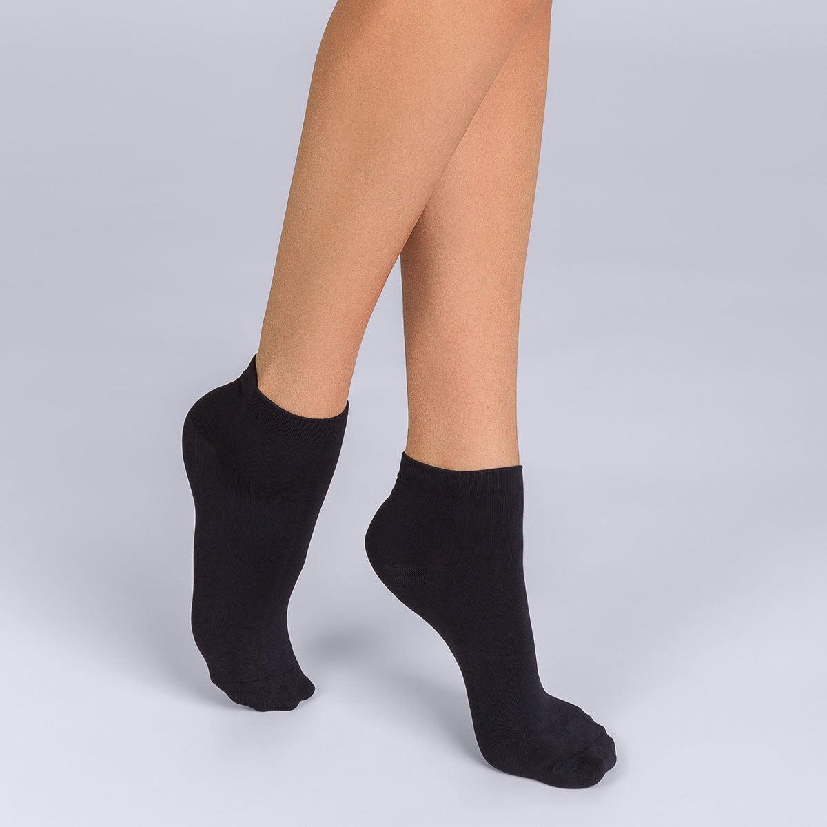 dim-skin-lot-de-2-socquettes-courtes-noires-femme image 1