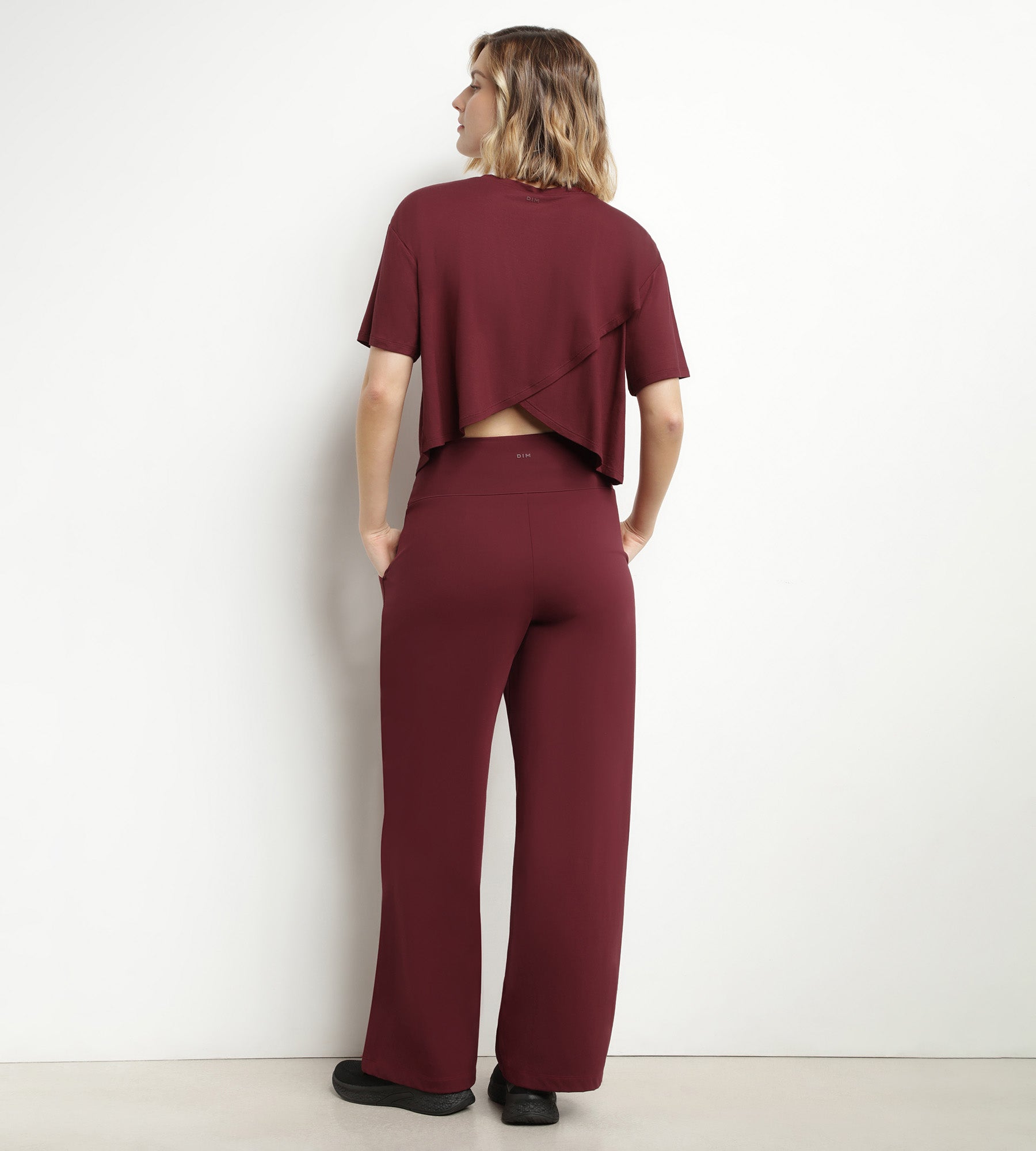 dim-move-t-shirt-de-sport-femme-viscose-bordeaux-dos-ouvert image 4