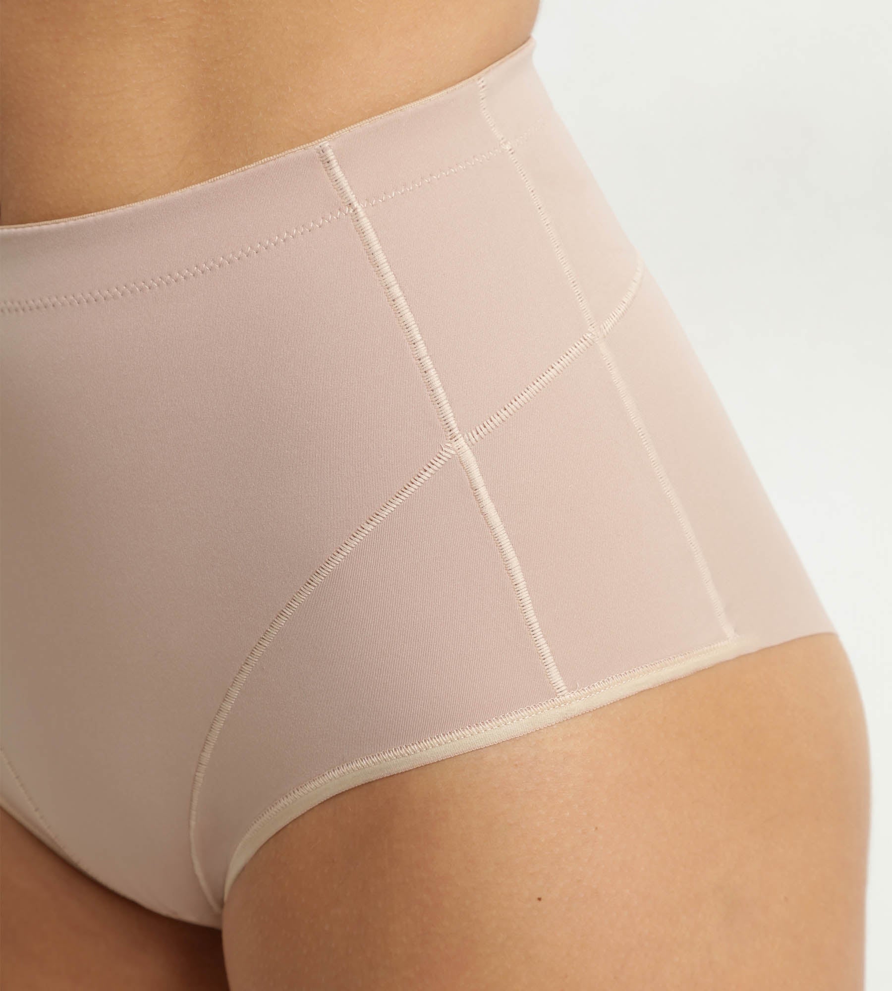 dim-silhouette-contour-culotte-gainante-microfibre-nude image 6