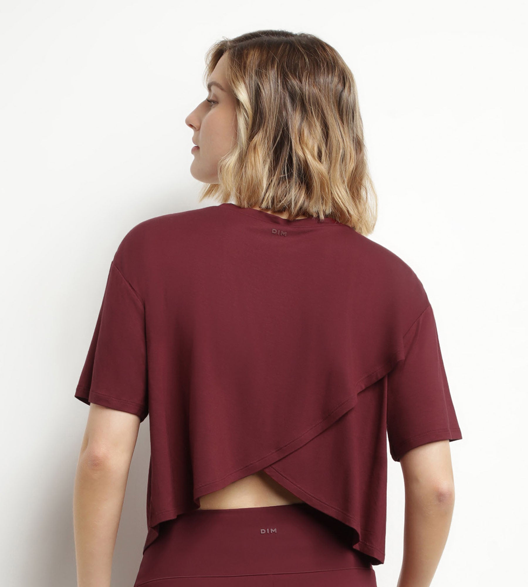 dim-move-t-shirt-de-sport-femme-viscose-bordeaux-dos-ouvert image 2