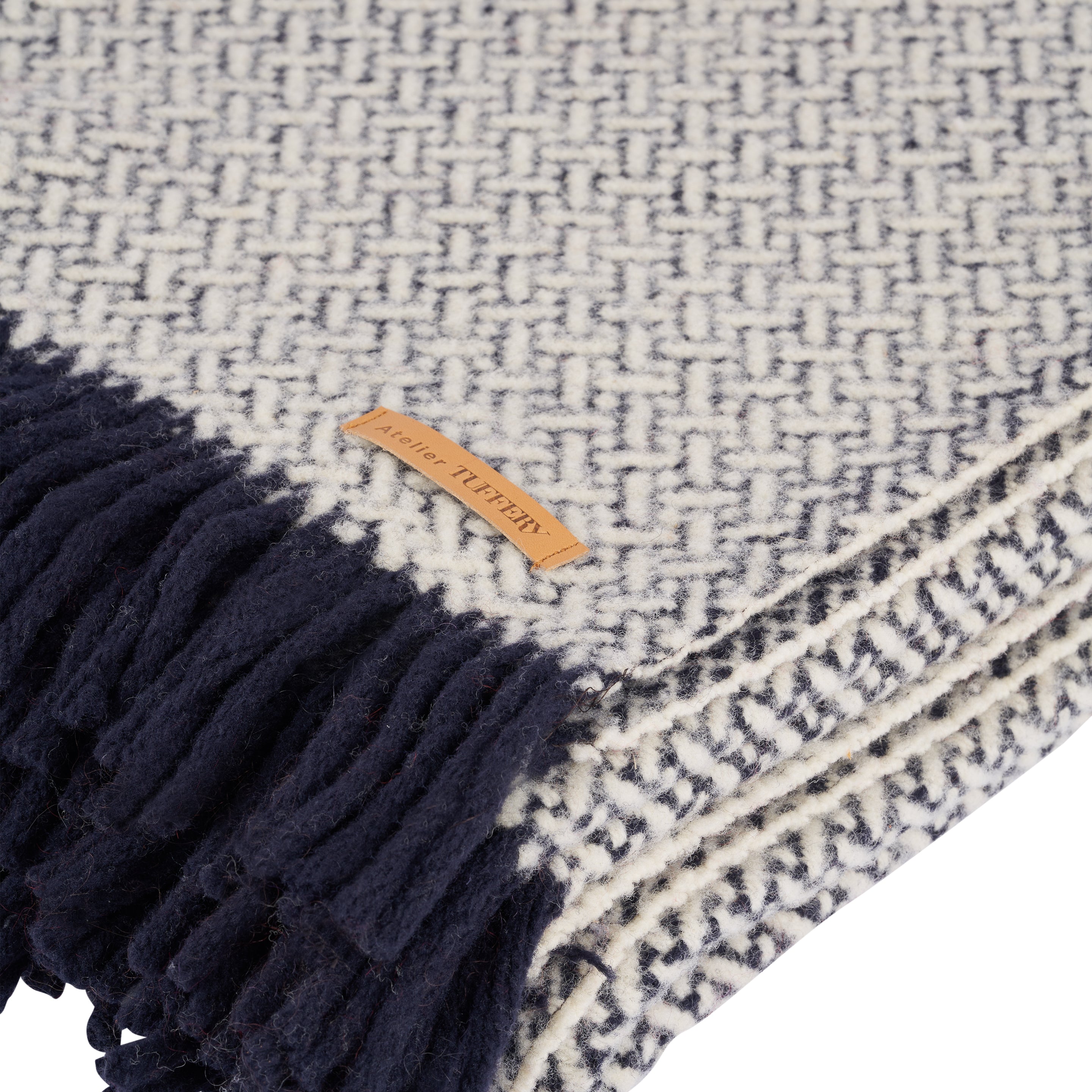 atelier-tuffery-causses-plaid-en-laine-naturelle-de-loz-re-motif-cannage image 2