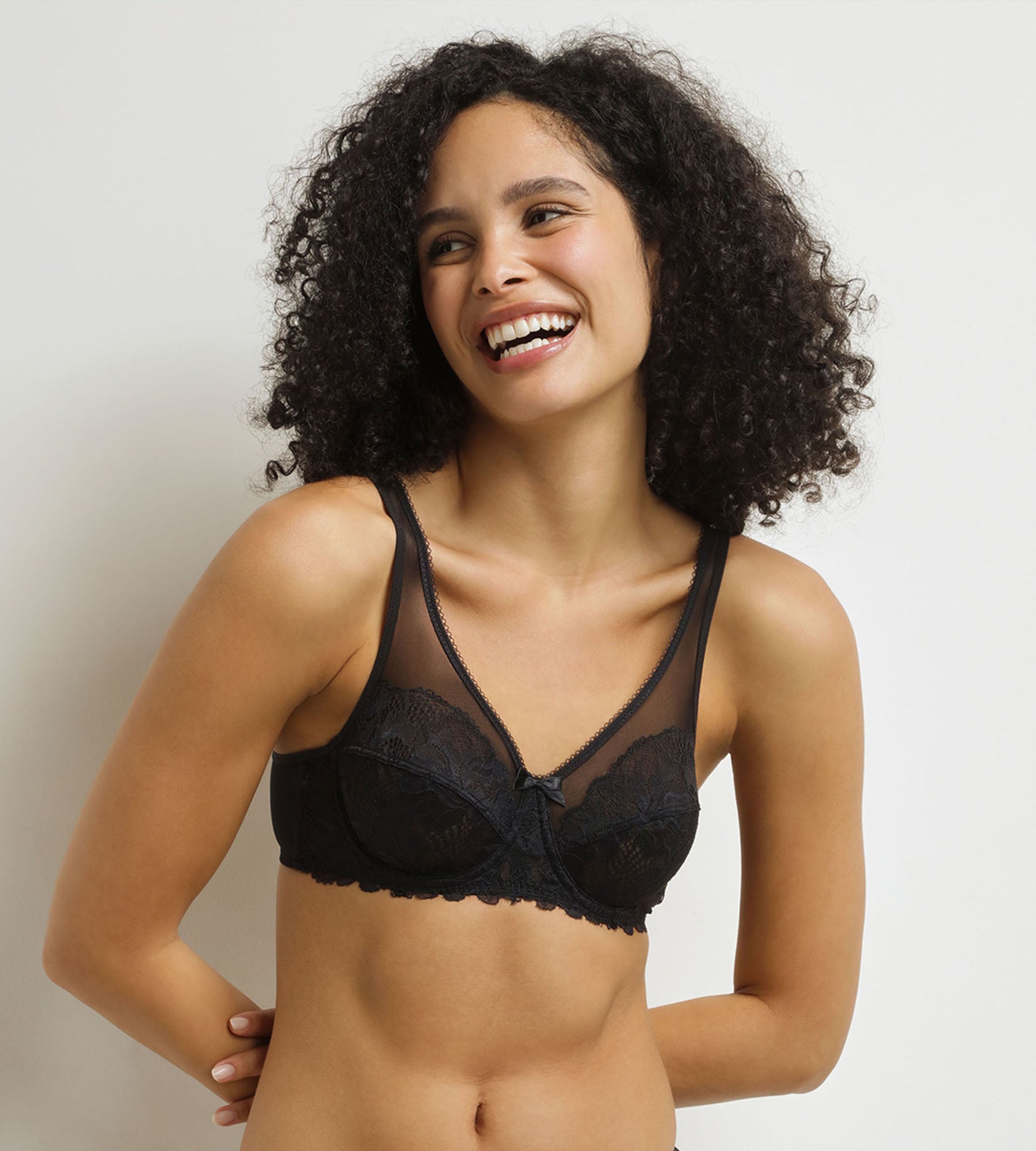 dim-generous-essentiel-soutien-gorge-emboitant-dentelle-noir image 1
