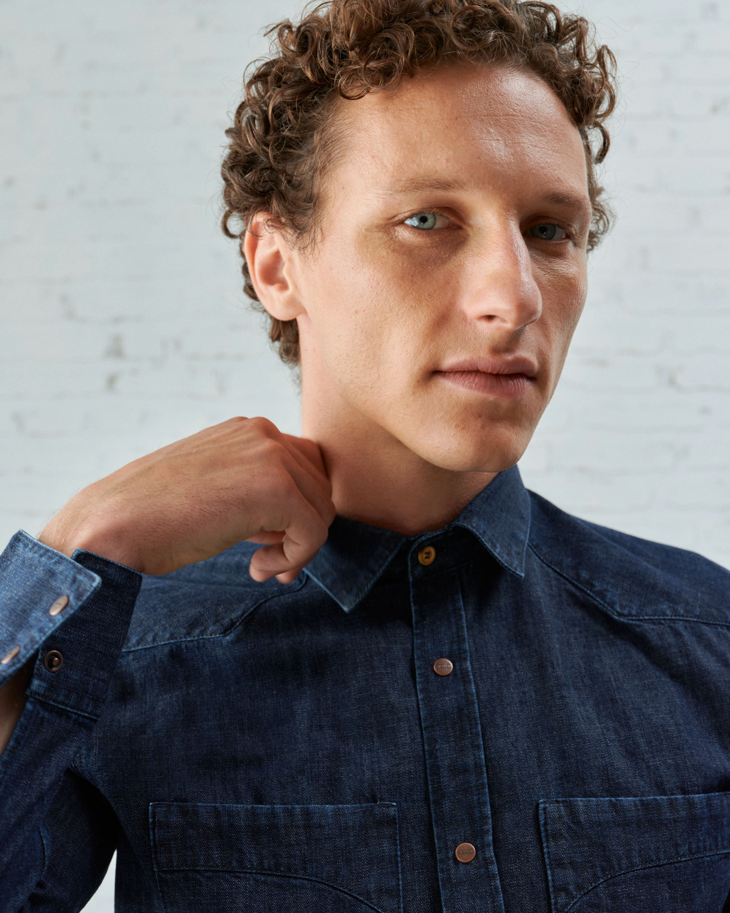 atelier-tuffery-chemise-homme-en-jean-brut-c-vennes image 2