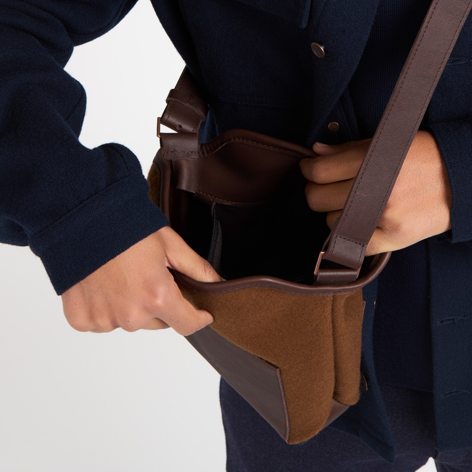 atelier-tuffery-sac-bandouli-re-cuir-et-laine-fran-aise-chocolat image 7
