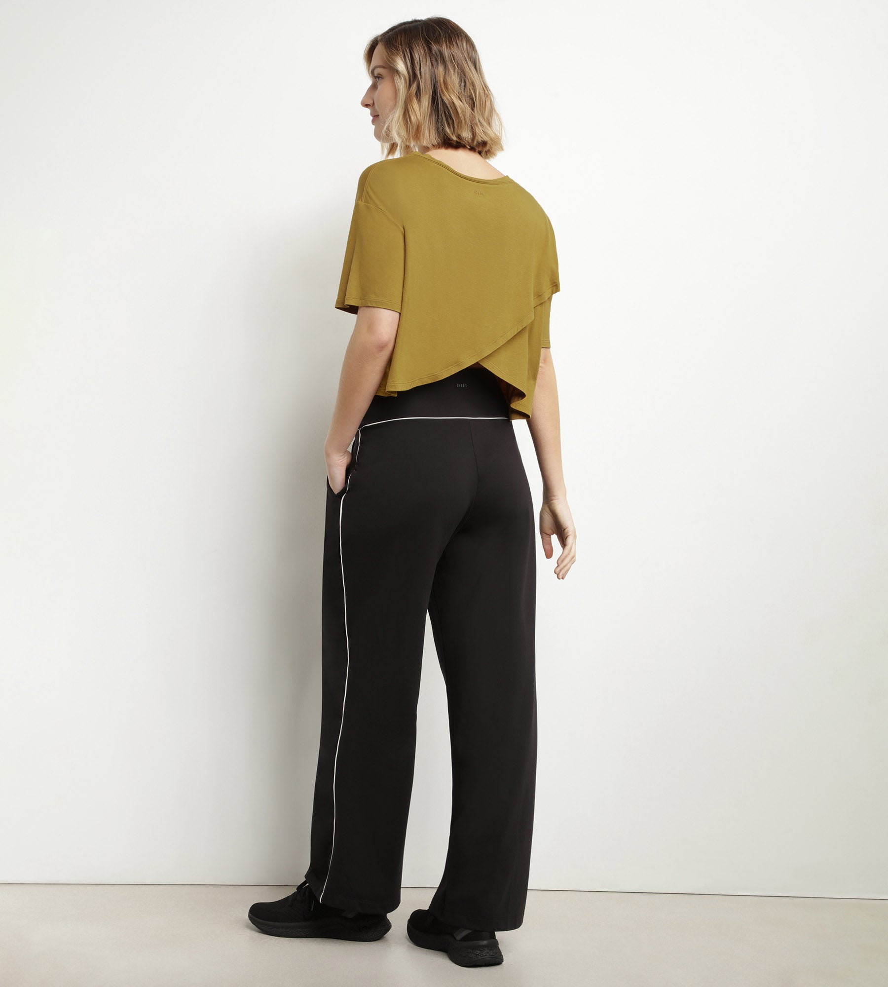 dim-move-t-shirt-de-sport-femme-viscose-vert-olive-dos-ouvert image 4