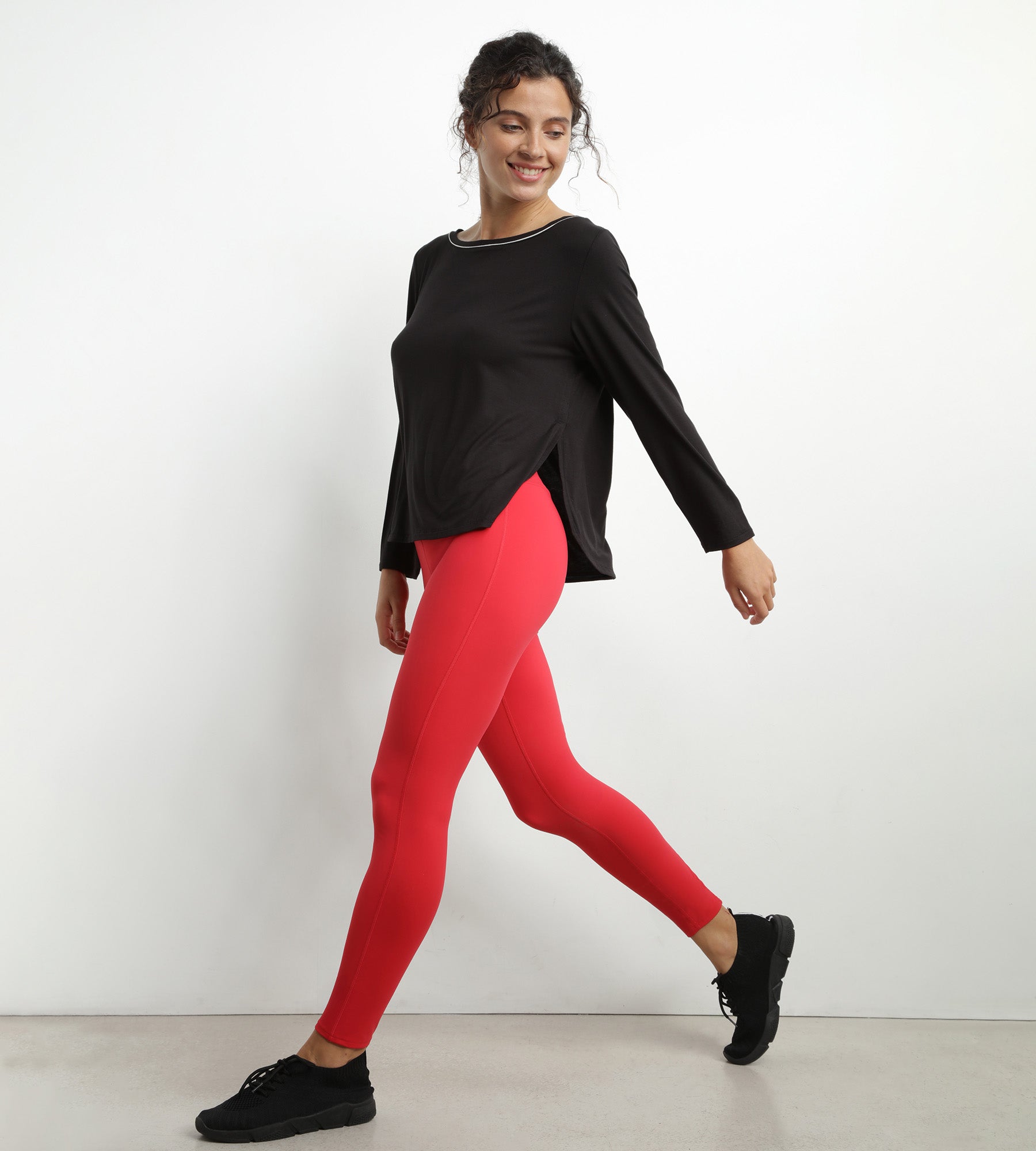 dim-move-haut-de-sport-femme-col-bateau-viscose-noire image 3