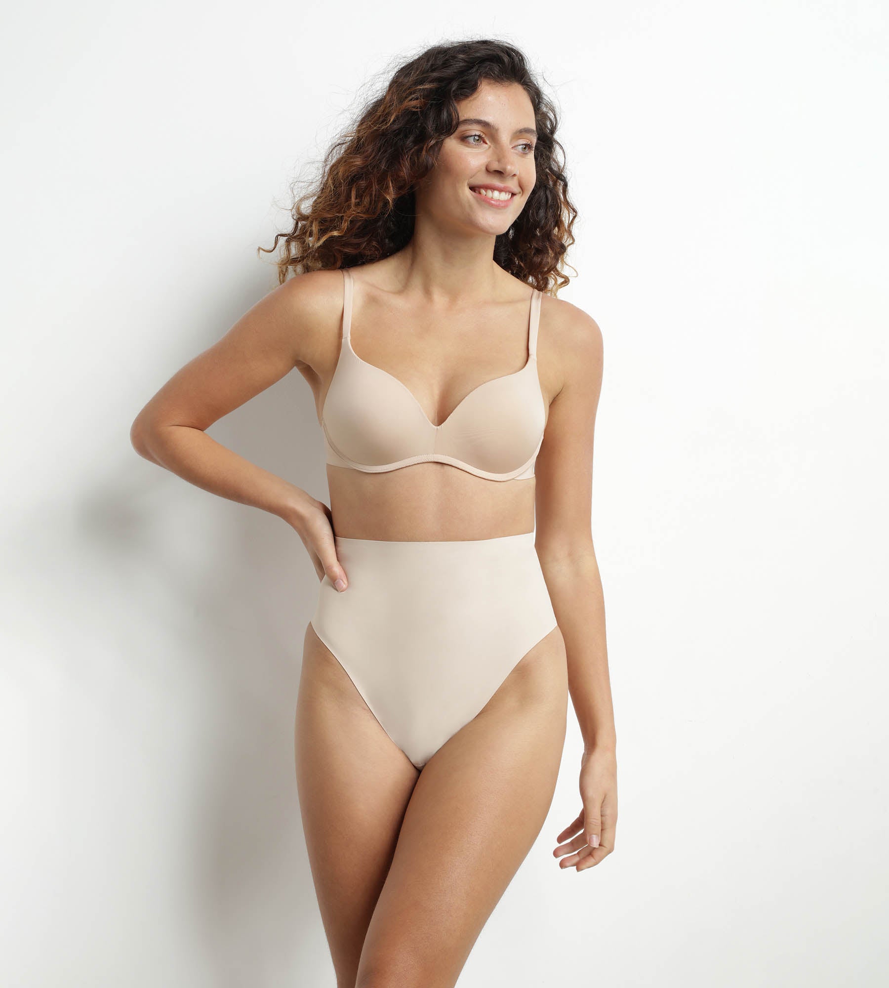 dim-silhouette-invisible-string-sculptant-taille-haute-nude-sans-couture image 3